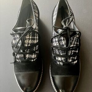 Stuart Weitzman On the Move B&W Lace-Up Oxfords. Size 6.5. New. Original Owner.
